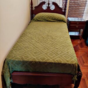 Cama con elástico cabecera y piecera de madera