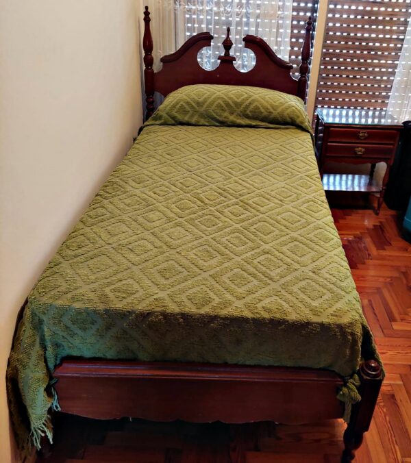 Cama con elástico cabecera y piecera de madera