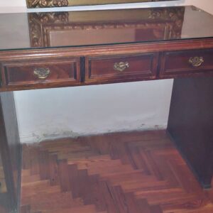 Escritorio de tres cajones