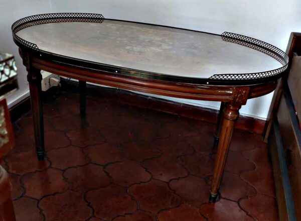 VENDIDA Mesa oval baja con borde bronce