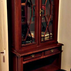 Mueble vitrina angosto