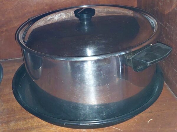 VENDIDA - Olla con tapa y pizzera negra