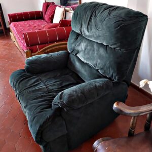 Sillón tapizado en pana azul