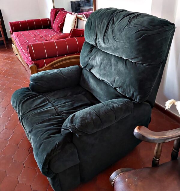 Sillón tapizado en pana azul