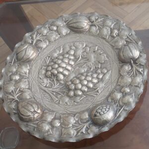 Plato de metal decorado bañado en plata