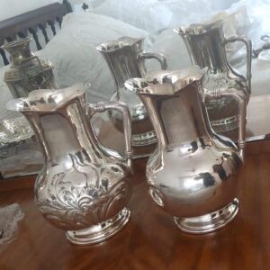 Antiguas jarras de metal bañado en plata